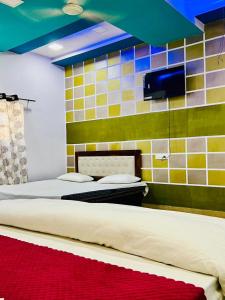 Postel nebo postele na pokoji v ubytování hotel the saffron leaf