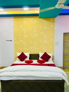 Postel nebo postele na pokoji v ubytování hotel the saffron leaf