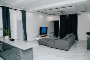 TV a/nebo společenská místnost v ubytování Margret & Mildred Executive Apartments