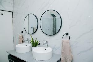 Koupelna v ubytování Margret & Mildred Executive Apartments + 8 fotografií