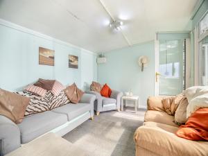 ein Wohnzimmer mit zwei Sofas und einer Couch in der Unterkunft The Paddock in Cumberworth