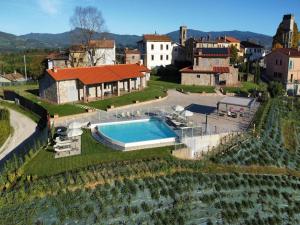 Бассейн в Spacious apartment in Poppi with shared pool или поблизости