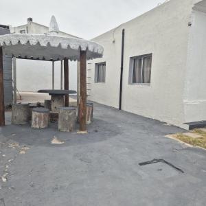 un patio con mesa y un edificio en Casa en el centro de Piriapolis a 1 cuadra de la playa, en Piriápolis
