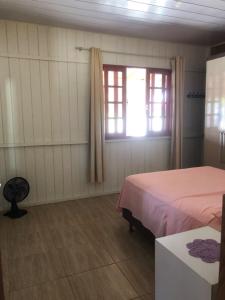 A melhor Casa na praia para temporada في باليوسا: غرفة نوم بها سريرين ونافذة