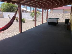 A melhor Casa na praia para temporada في باليوسا: فناء مع أرجوحة وطاولة بلياردو