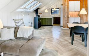 Et opholdsområde på 4 Bedroom Nice Home In Hejls