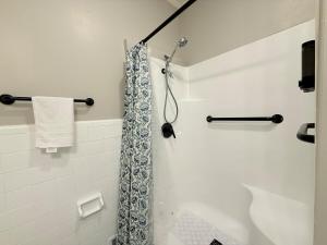 Et badeværelse på Cottontown Bungalow - Fast WiFi - Walk Downtown + 20 billeder