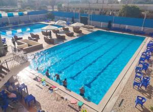 Bazén v ubytování فندق ميريت امون nebo v jeho okolí