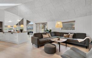 Η κουζίνα ή μικρή κουζίνα στο Beach Front Home In Hvide Sande With Sauna