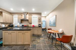 Kuchyň nebo kuchyňský kout v ubytování Bright 1BR Suite Near Metrotown Quiet Convenient