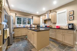 Kuchyň nebo kuchyňský kout v ubytování Bright 1BR Suite Near Metrotown Quiet Convenient