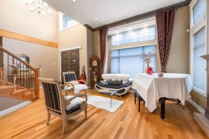 Posezení v ubytování Bright 1BR Suite Near Metrotown Quiet Convenient