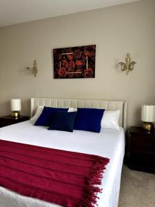 Giường trong phòng chung tại Orlando Bliss Near Disney +29 ảnh