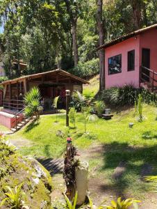 レゼンデにあるCanto da Pedra Visconde de Mauáの消火栓付きの家