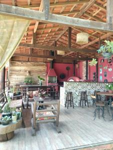 レゼンデにあるCanto da Pedra Visconde de Mauáの建物の中にテーブルと椅子が置かれたパティオ