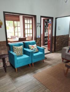 レゼンデにあるCanto da Pedra Visconde de Mauáの青いソファとテーブルのあるリビングルーム