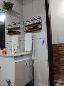 レゼンデにあるCanto da Pedra Visconde de Mauáのシンクとカウンターのある小さなキッチン +46枚の写真