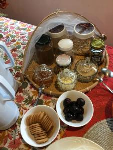 un tavolo con un vassoio di cibo su un tavolo di Recanto da Deusa a Bocaina de Minas Altre 7 foto