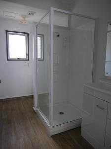 Bayview Motel في بيهْيا: دش زجاجي في غرفة بيضاء مع نافذة +40 صورة