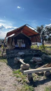 Maanzoni backpackers infinity camp grounds في Kenplains: خيمة في وسط الميدان