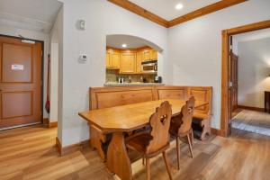 een keuken met een houten tafel en stoelen bij Villa 2082 - 2 Bed 2 Bath Full Kitchen villa in Mound City