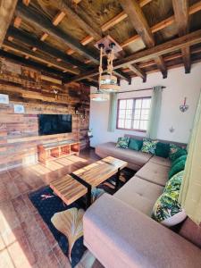 Casa vista hermosa في Camú: غرفة معيشة بها أريكة وطاولة