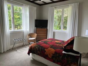 Un pat sau paturi într-o cameră la Wilben Cottage Patumahoe