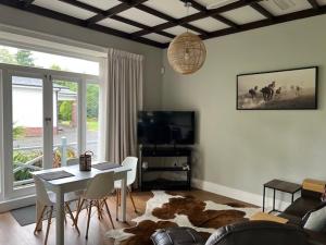 Un televizor și/sau centru de divertisment la Wilben Cottage Patumahoe