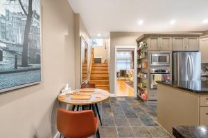 Kuchyň nebo kuchyňský kout v ubytování Bright 1BR Suite Near Metrotown Quiet Convenient + 14 fotografií