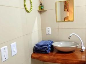 Flores do Riacho- Chalés في ساو ميغيل دوس ميلاجريس: حمام مع حوض غسيل ومرآة +80 صورة