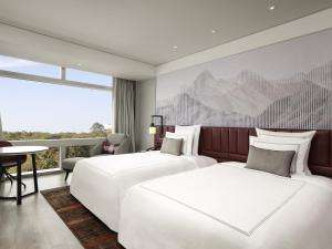 Una cama o camas en una habitación de Swissôtel Clark Philippines