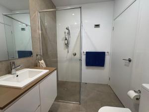 Et badeværelse på 3 Bedroom Townhouse near Caves Beach + 24 billeder