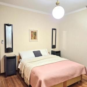 een slaapkamer met een bed met een roze deken bij Villa Due Cieli 1 in Lanzo dʼIntelvi