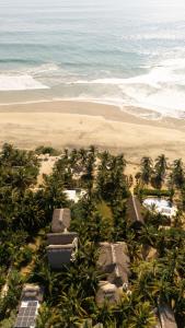 Casa Chula Hotel Boutique Frente al Mar في Tierra Blanca: منظر جوي للشاطئ والمحيط