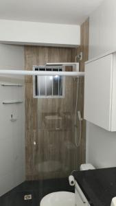 a bathroom with a shower and a toilet in it at Casa espaçosa no coração de Floripa in Florianópolis