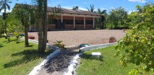 een huis met een tuin met een waterfontein bij PARAISO do TOMATE in Antonina