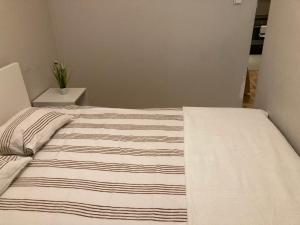 ein Bett mit einer gestreiften Decke darüber in der Unterkunft Platinum Towers High floor in Warschau