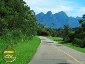 een lege weg met bergen in de verte bij PARAISO do TOMATE in Antonina