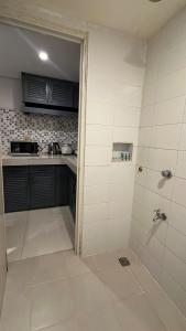 ein Badezimmer mit Dusche und eine Küche in der Unterkunft Beach Apartment Studio with Kitchen in Boracay