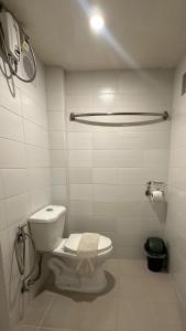 ein weißes Badezimmer mit Toilette und Licht in der Unterkunft Beach Apartment Studio with Kitchen in Boracay