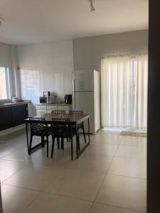 Кухня или мини-кухня в Apto 3 quartos 5 do centro
