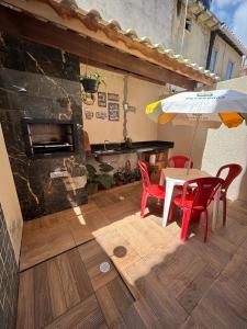 カマサリにあるChacaras do Jacuipe Villageのテーブルと椅子と傘のあるパティオ