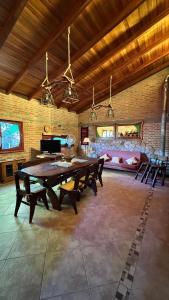 Φωτογραφία από το άλμπουμ του Casa con piscina a 600 metros de plaza de Villa de las Rosas σε Villa Las Rosas