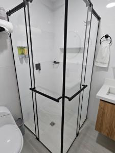a glass shower in a bathroom with a toilet at Girasoles del parque in Estación El Salto