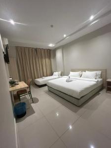 Giường trong phòng chung tại Swing & Pillows - Damansara Jaya