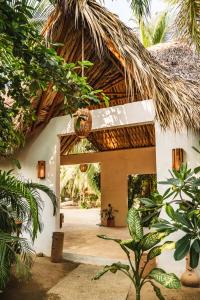 Casa Chula Hotel Boutique Frente al Mar في Tierra Blanca: منزل به سقف من القش وساحة +259 صورة