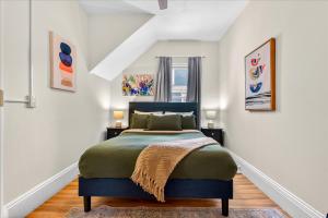 Un dormitorio con una cama grande en una habitación. en Charming 1BR Steps from Church Street - Downtown, en Burlington