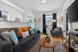una sala de estar con un sofá y una mesa en Charming 1BR Steps from Church Street - Downtown, en Burlington
