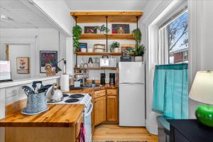 una cocina con estufa y refrigerador en Charming 1BR Steps from Church Street - Downtown, en Burlington