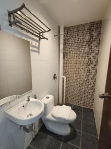 Phòng tắm tại Swing & Pillows - Damansara Jaya